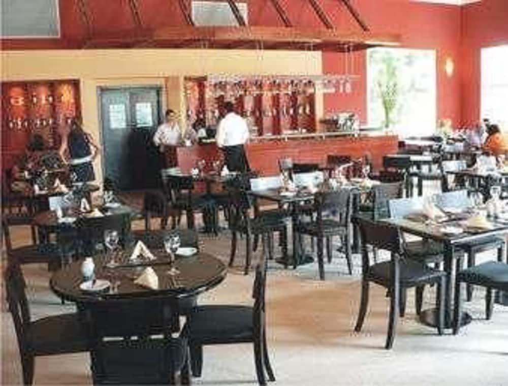 Howard Johnson Pilar Resort Spa & Convention Center Restaurant photo