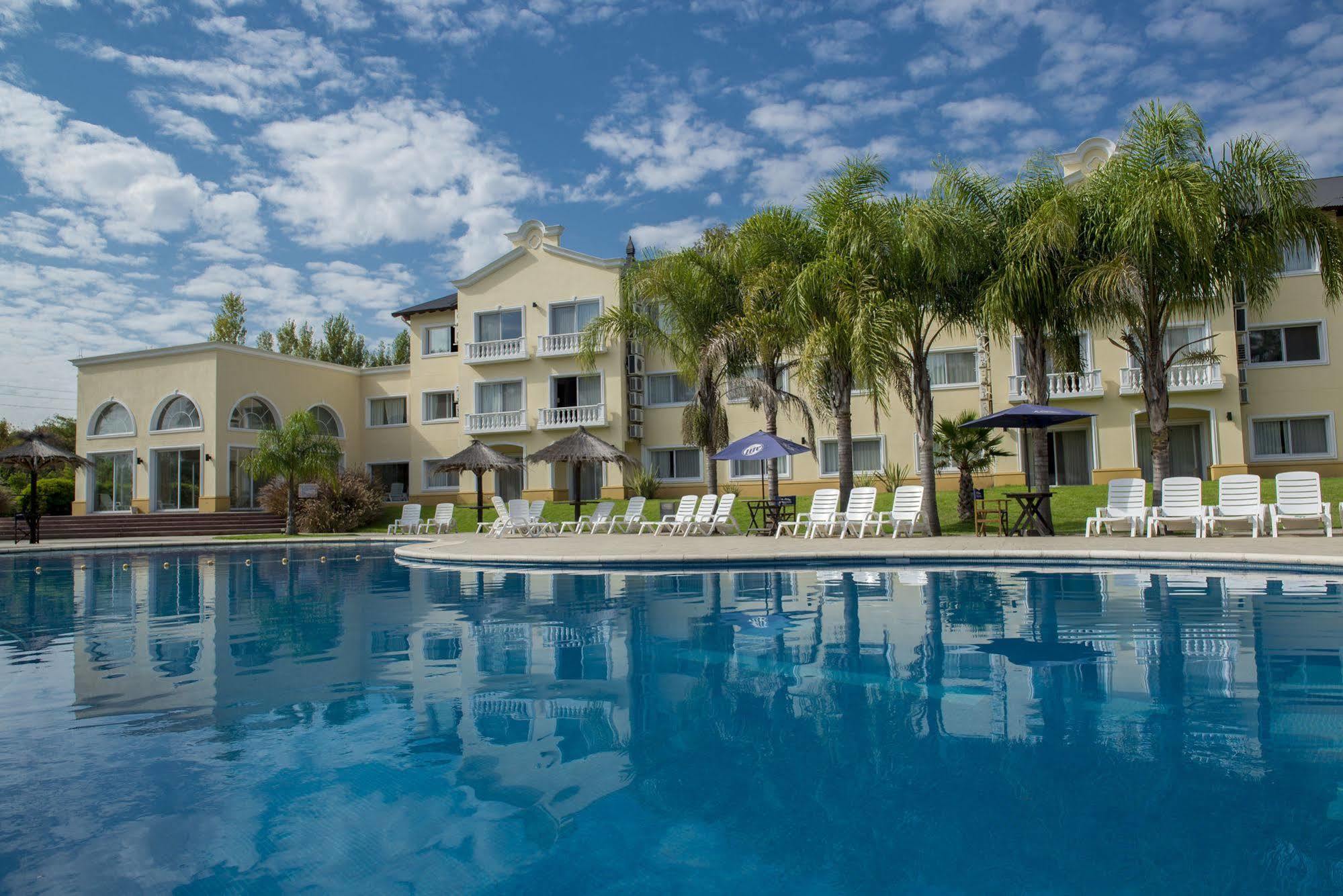 Howard Johnson Pilar Resort Spa & Convention Center Exterior photo