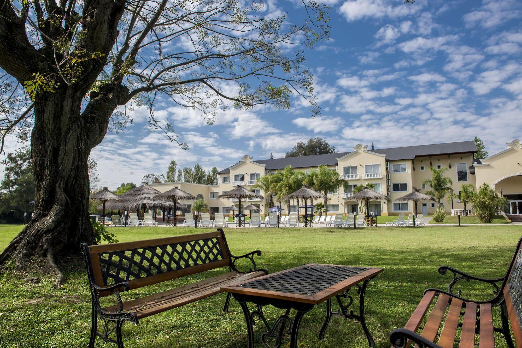 Howard Johnson Pilar Resort Spa & Convention Center Exterior photo